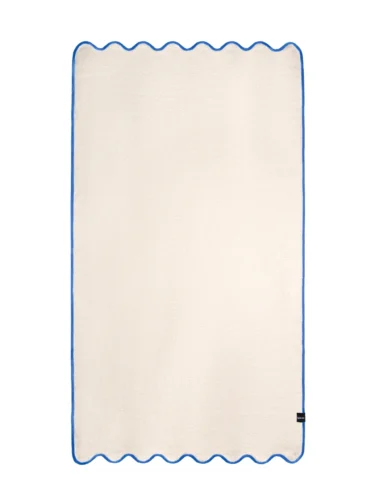 Лицьовий бік банного рушника Bises Waves Bath у молочному відтінку з блакитною хвилястою окантовкою