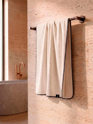 Рушник Bises Nature Bath у відтінку Milk White з контрастною темною окантовкою на тримачі у ванній кімнаті